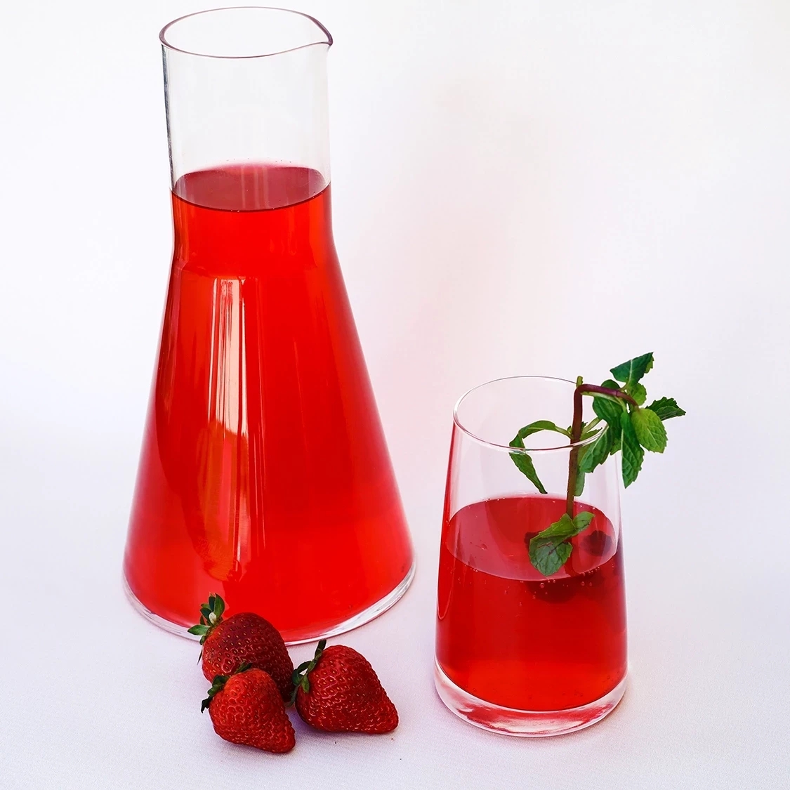 Strawberry and mint kompot